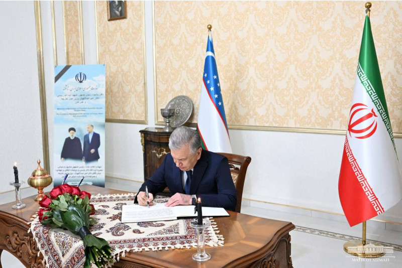 Президент Узбекистана посетил посольство Ирана в Ташкенте 