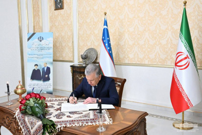 Президент Узбекистана посетил посольство Ирана в Ташкенте 