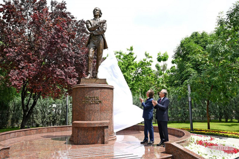 В столице Узбекистана открыли памятник Батыру Закирову 