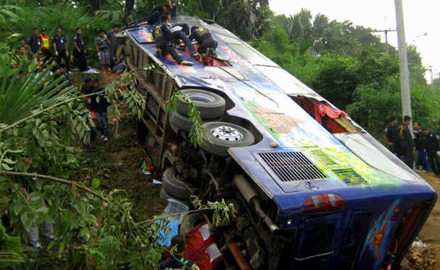 Tailandda 2008-yilda sodir bo‘lgan avtobus halokatlaridan biri. Foto: AFP
