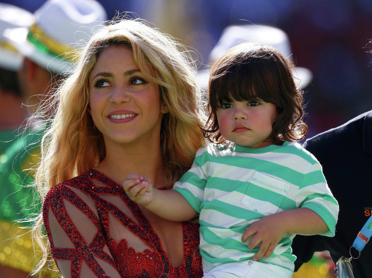 Shakira o‘g‘li bilan JCh—2014’ning yopilish marosimida. Foto: ria.ru