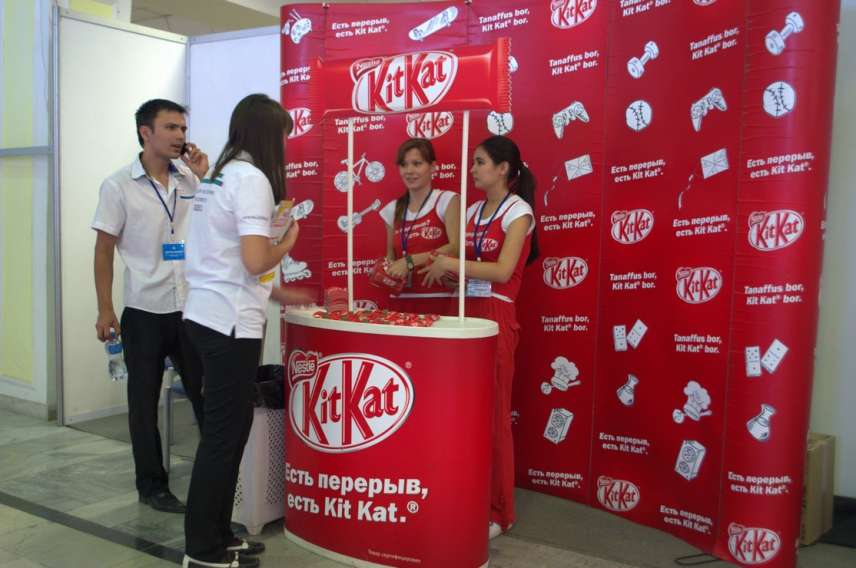 KitKat kompaniyasi ko‘rgazma ishtirokchilarini shokolad bilan qo‘llab-quvvatlamoqda. Foto: “Daryo”