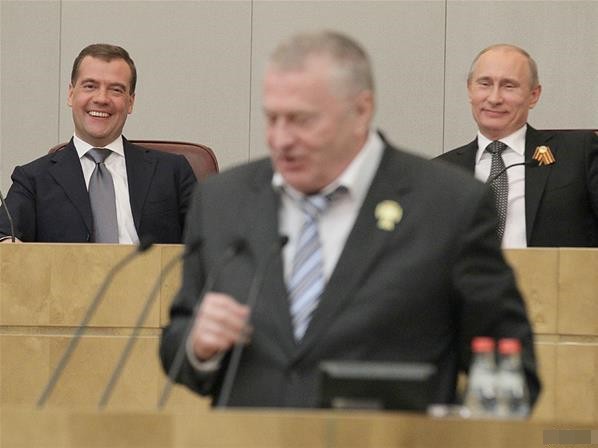 Rossiya prezidenti Vladimir Putin (o‘ngda) va Rossiya bosh vaziri Dmitriy Medvedev Jirinovskiyning nutqini kuzatmoqda.