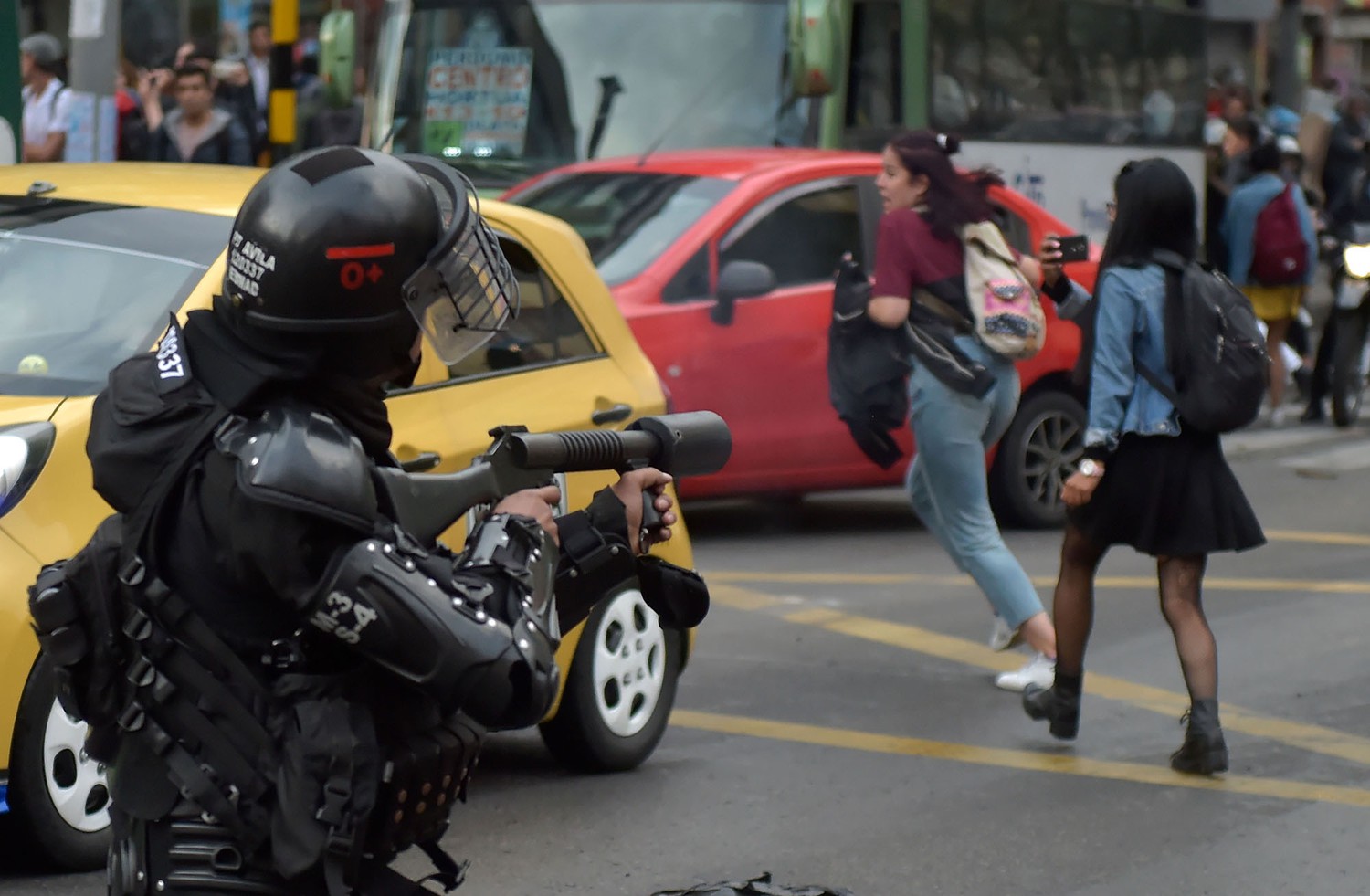 Колумбия президенти Иван Дукега қарши намойиш иштирокчилари ва полиция тўқнашуви.