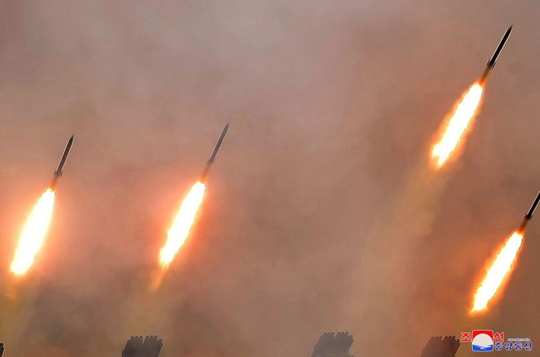 Ким Чен Ин ташриф буюрган КХДР армияси машғулотлари вақтида отилган ракеталар.