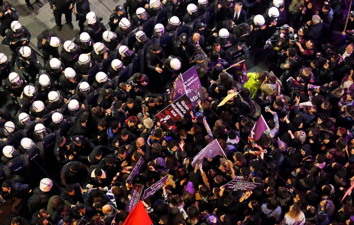 Истанбул полицияси халқаро хотин-қизлар кунида маршга чиққан аёлларнинг Истиқлол кўчасига киришига тўсқинлик қилмоқда.