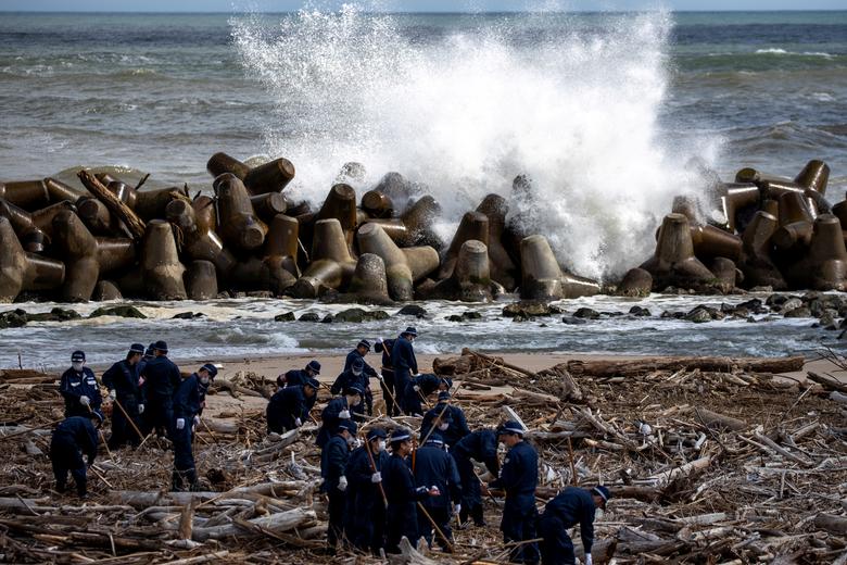 Япония полицияси 2011 йил 11 март куни Фукусимада юз берган зилзила ва цунами оқибатида бедарак йўқолган одамларнинг жасади қолдиғини қидиришда давом этмоқда.