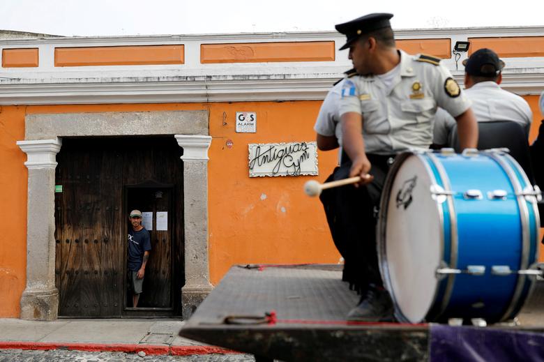 Гватемалада полициянинг мусиқий гуруҳи карантин вақтида кўчаларда одамлар учун мусиқа чалмоқда.