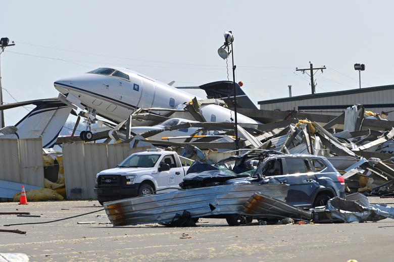 Торнадо Жон К. Тюн аэропортига ва ундаги самолётларга катта зарар келтирди.