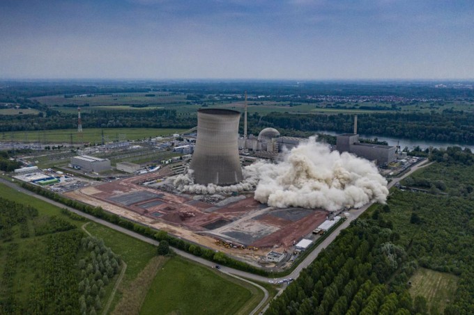 Германиянинг Филипсбург шаҳридаги атом электростанциясида эксплуатациядан чиқарилаётган қисмнинг қулаши.