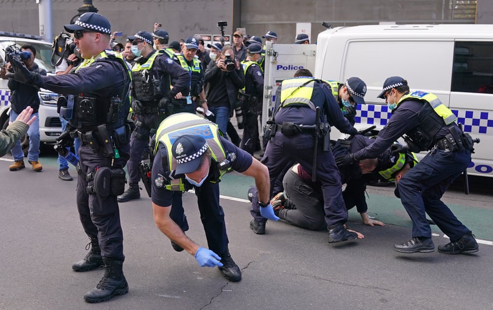 Австралиянинг Мельбурн шаҳрида карантинга қарши намойиш иштирокчиси полиция томонидан қўлга олинди.