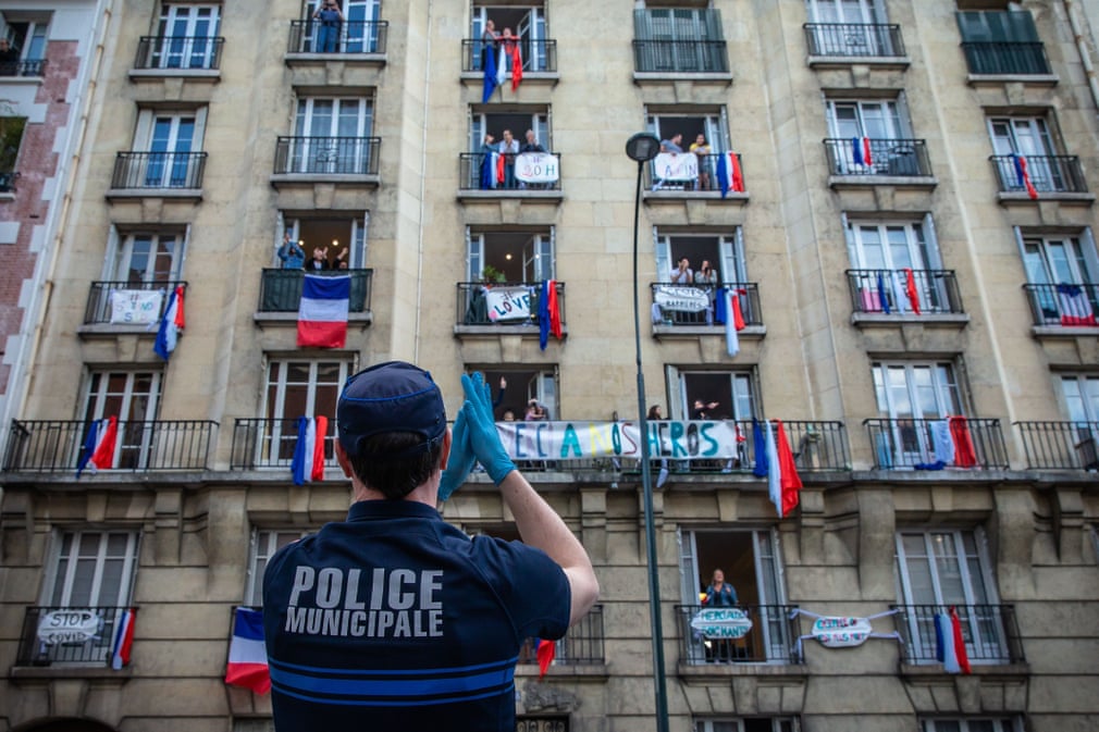 Франциянинг Сен-Манд тумани полицияси кўп қаватли уйда яшовчи одамлар билан бирга тиббиёт ходимларини олқишламоқда.