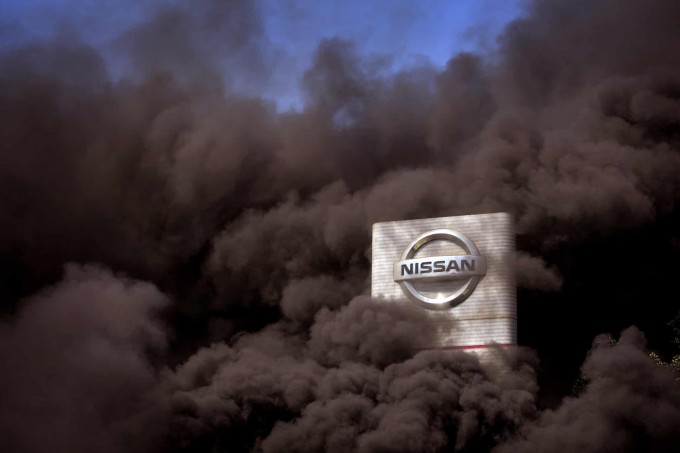 Испаниянинг Барселона шаҳрида жойлашган туманлардан бирида Nissan заводининг ёпилишига жавобан ишчилар машина шиналарини ёқиб юборди. Ёпилиш ортидан 3000 га яқин одамлар ишсиз қолади.