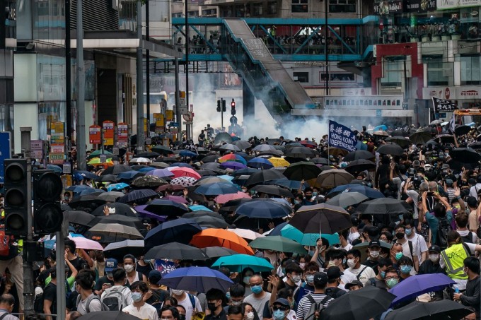Хитойнинг Гонгконг шаҳрида ҳукуматга қарши намойишга чиққанларга нисбатан полиция кўзни ёшлантирувчи газ қўллади.