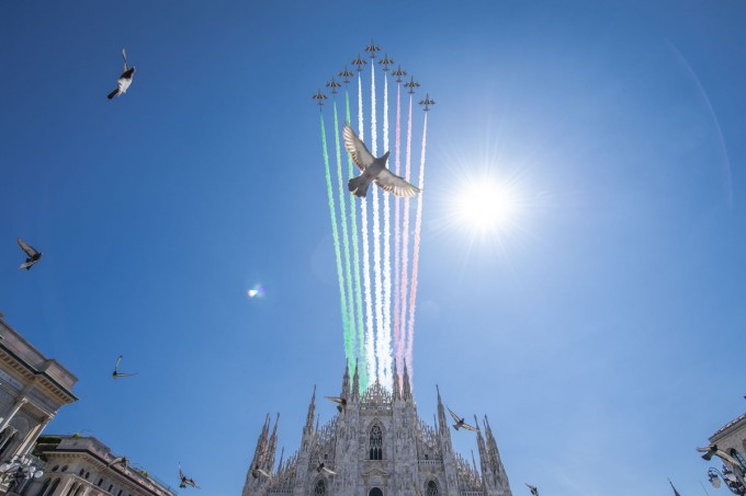 Италия Республикаси тузилганининг 74 йиллиги муносабати билан Frecce Tricolori миллий учувчилар гуруҳи Миландаги Дуомо майдони узра парвоз қилмоқда.