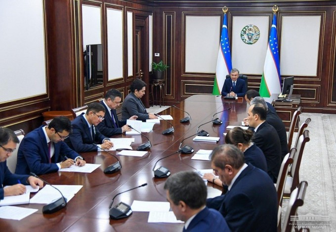 Ўзбекистон Президенти Шавкат Мирзиёев рақобат муҳитини таъминлаш масалалари бўйича йиғилишда.