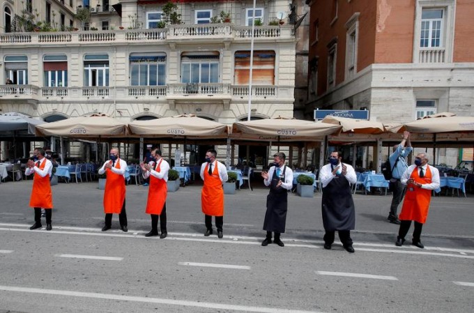 Италиянинг Неаполь шаҳрида ресторанлари очилишидан аввал тиббиёт ходимларини олқишлаётган ишчилар.