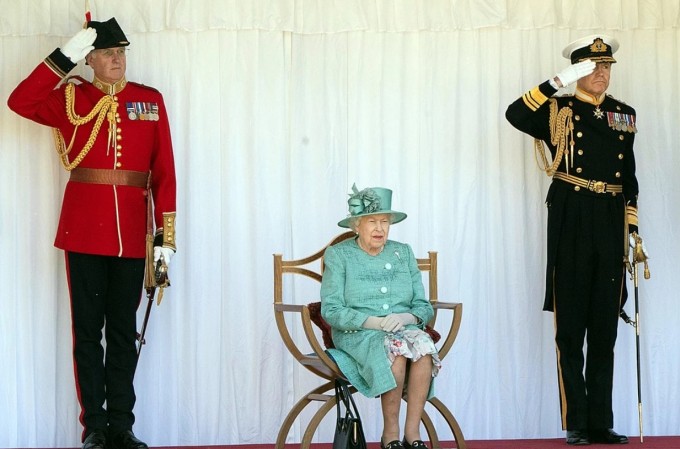 Буюк Британия қироличаси Елизавета II нинг туғилган куни маросими Виндзор қасридаги парад билан нишонланди.