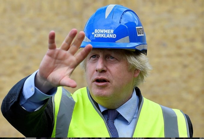 Буюк Британия бош вазири Борис Жонсон Лондондаги мактаб қурилишини кўздан кечирди.