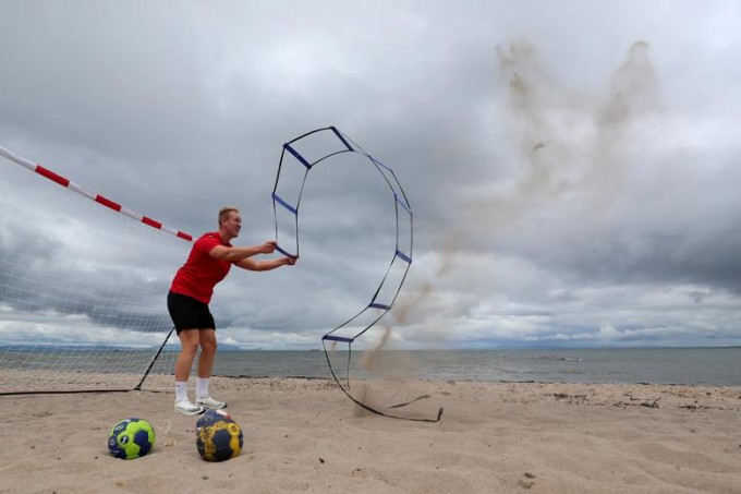 Шотландиядаги Гринан пляжида машқ қилаётган GB гандбол жамоасининг аъзоси Крейг Макклелланд.