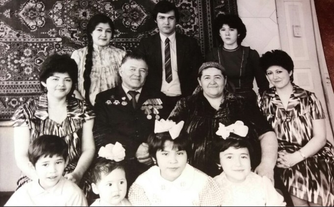 Лола Ҳотамова ота-онаси ва яқинлари билан. 1985 йил