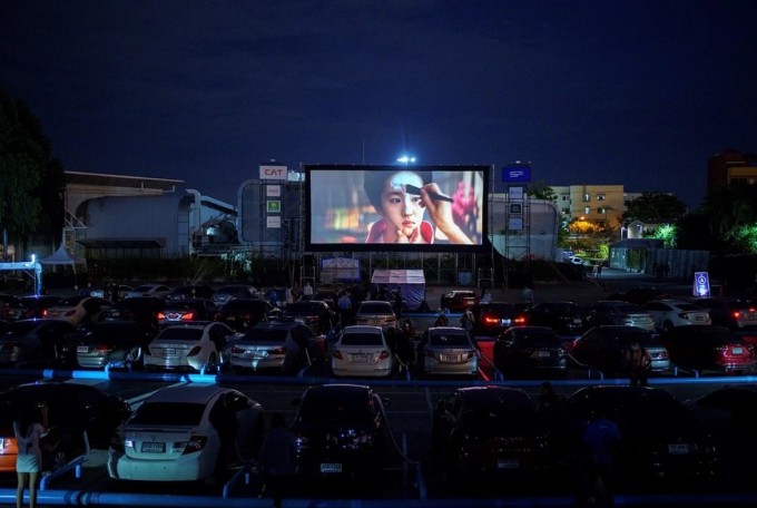 Бангкокдаги очиқ осмон остидаги кинотеатрда саф тортиб турган автомобиллар.