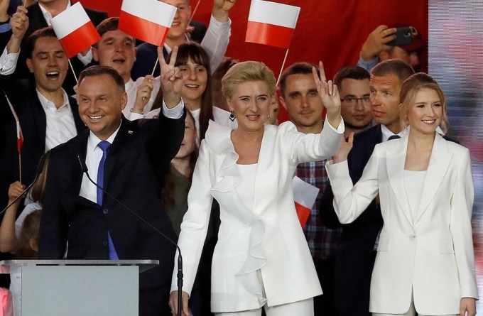 Польша президенти Анжей Дуда иккинчи муддатга президент бўлди. Унга 51,21 фоиз овоз берилди.