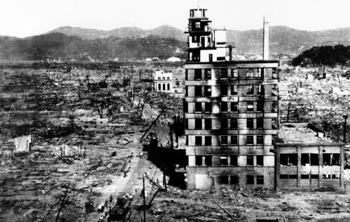 Орадан уч кун ўтиб, 1945 йил 9 август куни Fat Man («Бақалоқ») атом бомбаси Нагасаки шаҳрига ташланди. Бу бомбанинг кучи 21 килотонна тротил эквивалентига тенг эди.