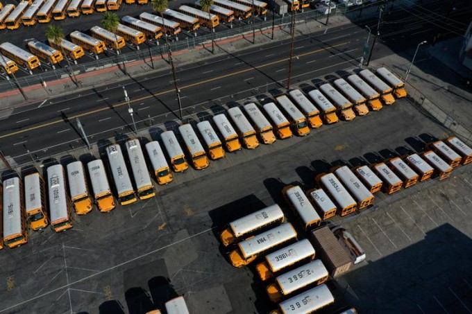 АҚШнинг Калифорния штатидаги Лос-Анжелес шаҳрида ишсиз турган мактаб автобуслари.