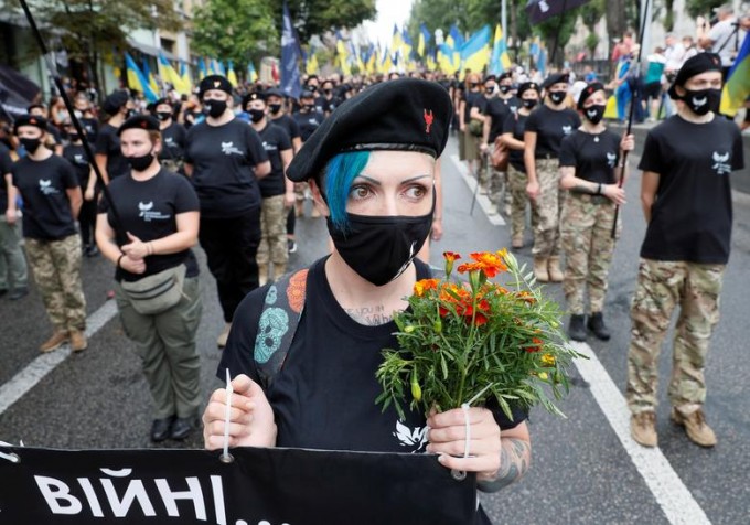 Украина мустақиллиги кунида ҳимоячилар маршида иштирок этаётган аёллар ветеран ҳаракати аъзолари.