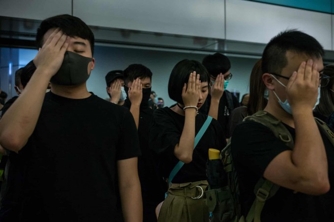 Гонконгда намойишчилар полиция томонидан юзига ўқ узилган шифокор билан бирдамлик белгиси сифатида ўнг кўзини юмиб олган.