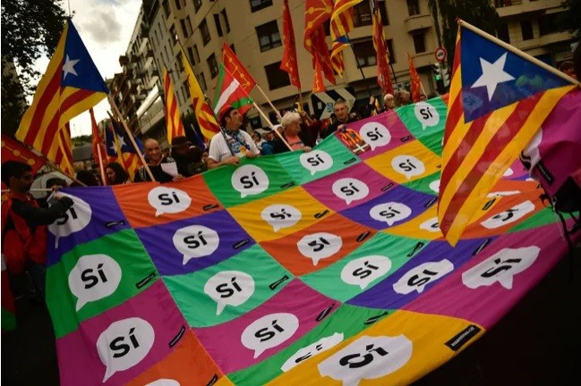 Каталония мустақиллиги тарафдорлари Бильбаодаги митинг чоғида. 2017 йил 16 сентябрь