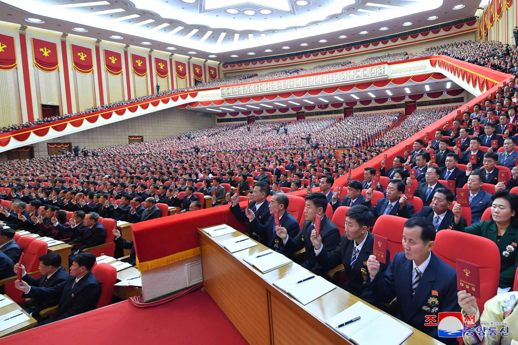 Шимолий Кореянинг Пхеньян шаҳрида Ишчилар партиясининг 8-съезди қатнашчилари.