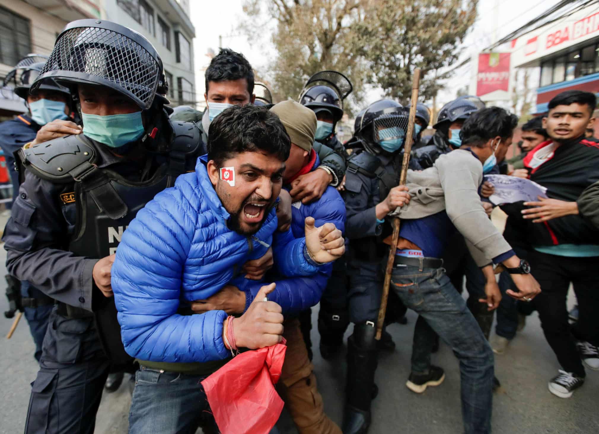 Непалнинг Катманду шаҳрида парламентни тарқатиб юборишга қарши намойишчилар полиция томонидан ушланди.