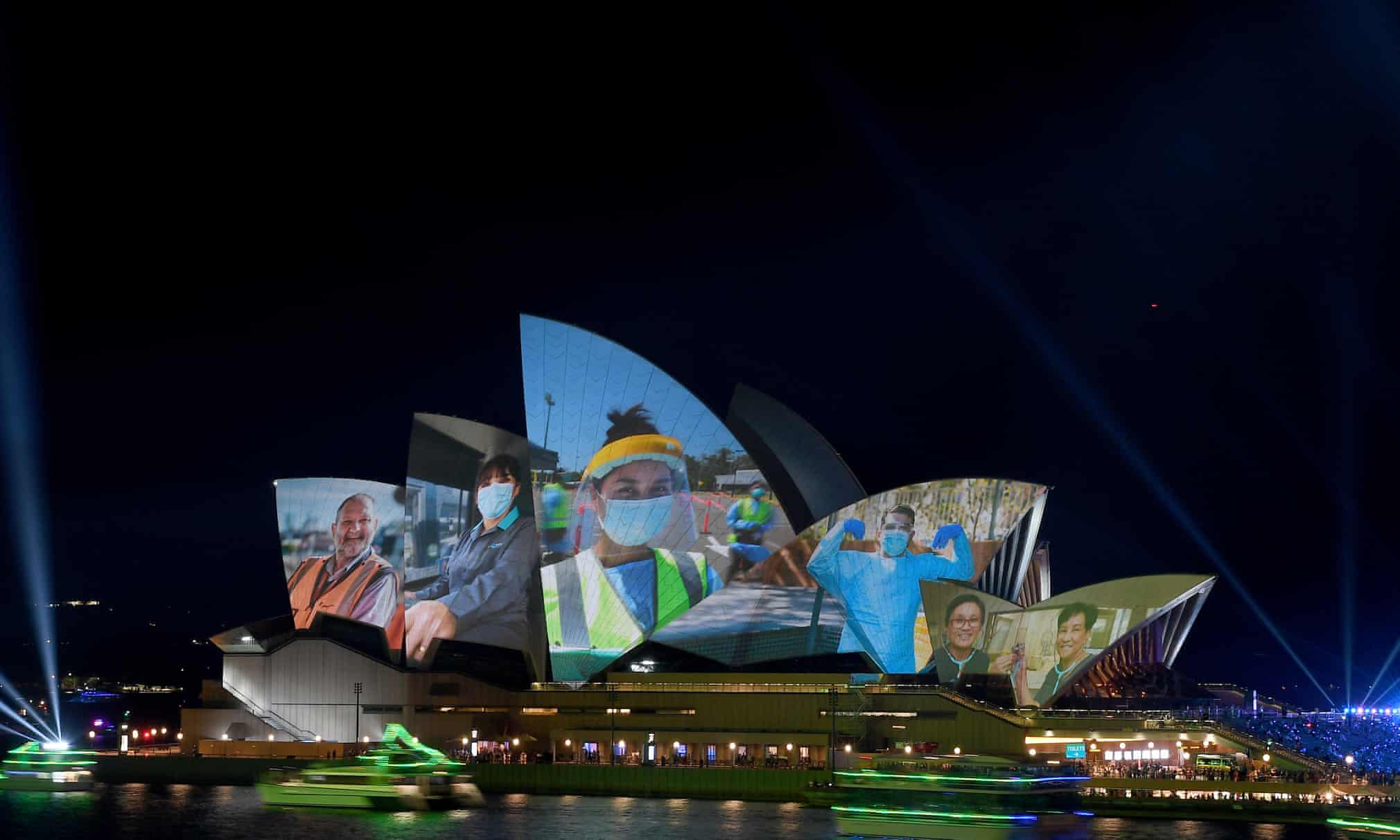 Австралиянинг Сидней шаҳрида Австралия кунида Сидней опера театри ташқи томонида намойиш этилаётган оддий ходимлар.