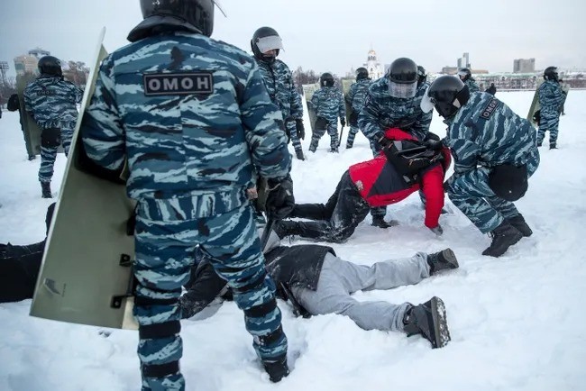 Полиция Екатеринбургда митинг иштирокчисини қўлга олмоқда, 2021 йил 23 январь