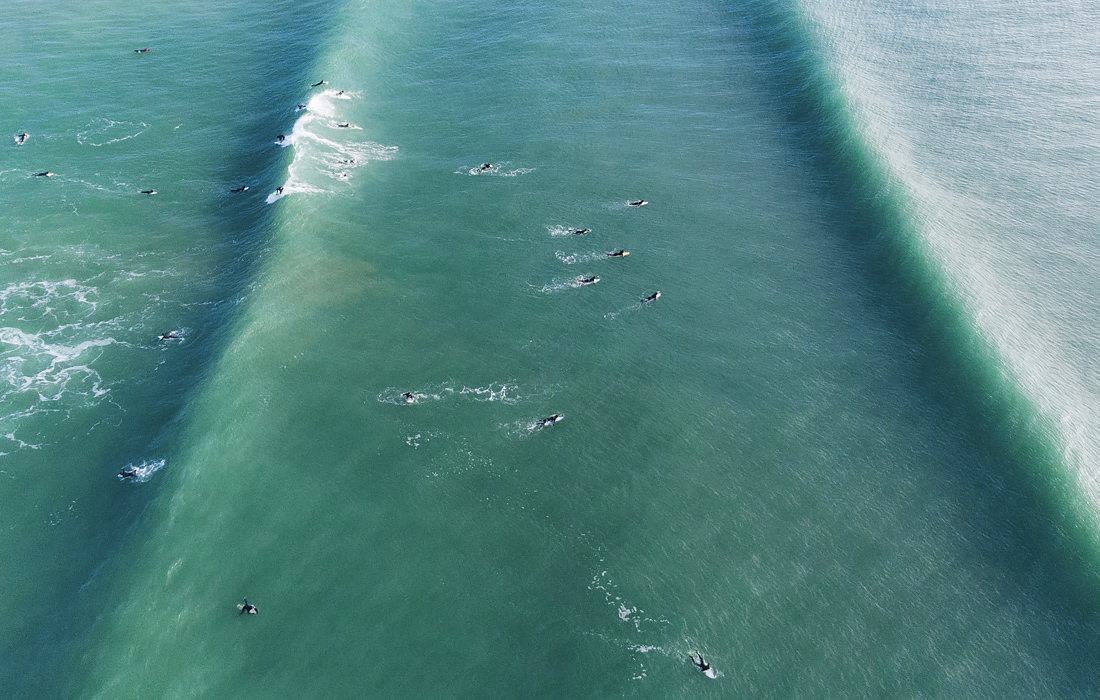 Буюк Британиянинг Пар-Сендс пляжидаги сёрферлар.