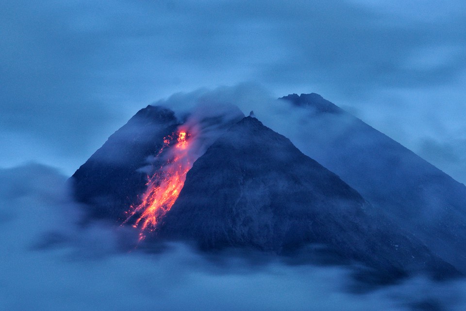 Ява оролидаги Семеру вулқони минглаб индонезияликларнинг ўз уйларини тарк этишига сабаб бўлди.