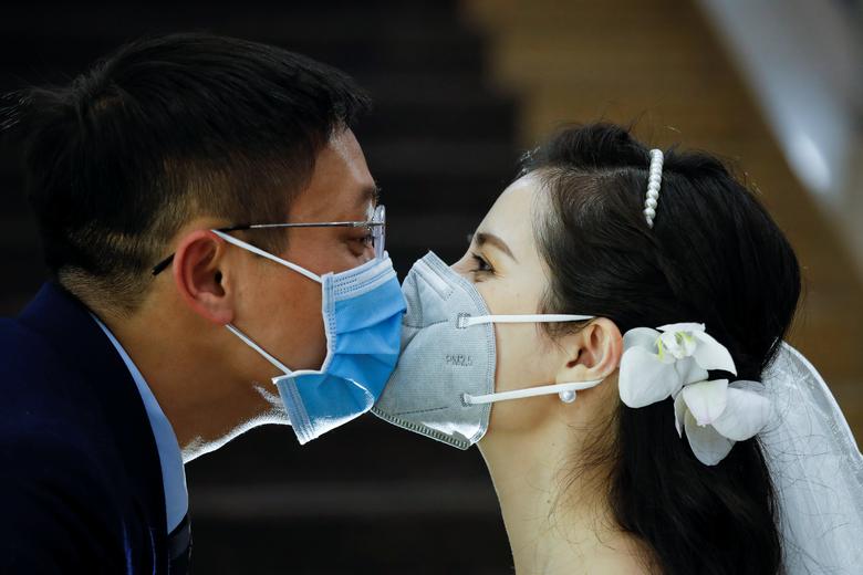 Вьетнамлик стоматолог Чан Фуонг Тао ва унинг эри Чан Мин Хиэу тўйларини нишонламоқда.