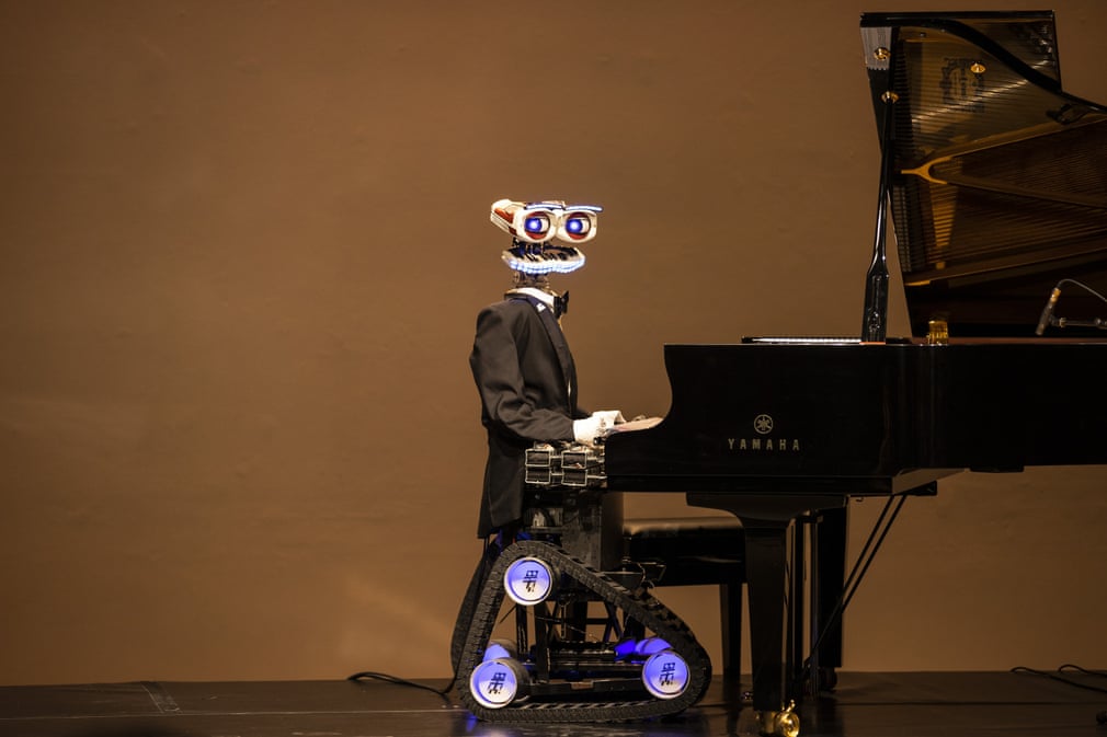 Италиянинг Милан шаҳрида онлайн шоуда иштирок этаётган робот Teo Tronico.