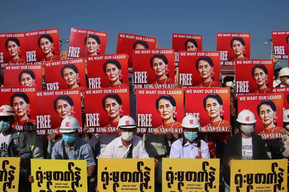 Мьянманинг Нейпидо ҳудудида ҳарбий тўнтаришга қарши аҳоли вакиллари Аун Сан Су Чжини озодликка чиқаришга чақирувчи плакатларни кўтариб турибди.