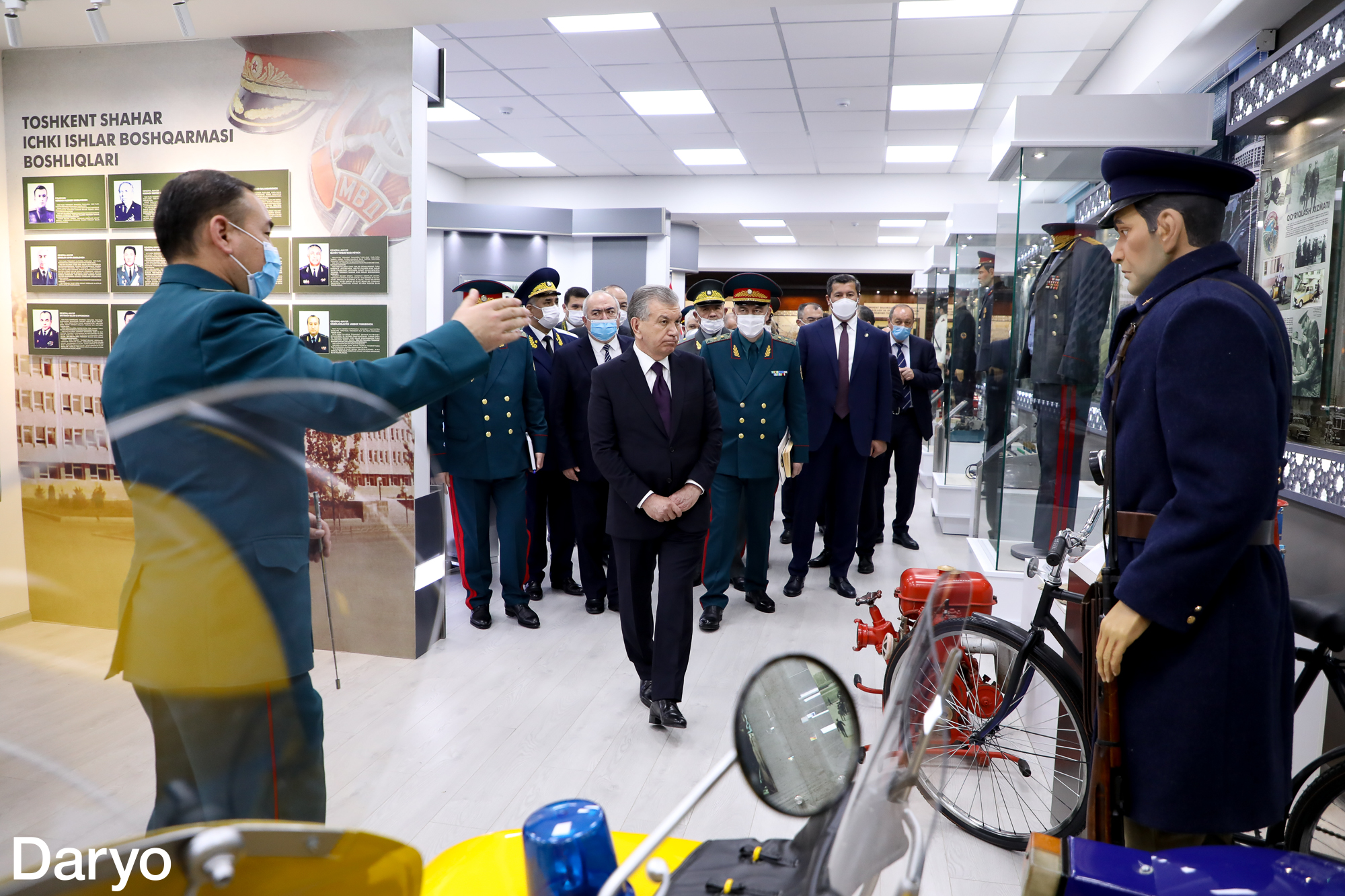Президент Шавкат Мирзиёев Тошкент шаҳар ИИББ «Шон-шараф» музейида.