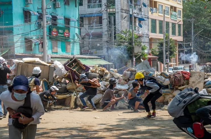 Мьянманинг Янгон шаҳрида ҳарбий тўнтаришга қарши намойиш ўтказаётганлар баррикадалар ортида ҳимояланмоқда.