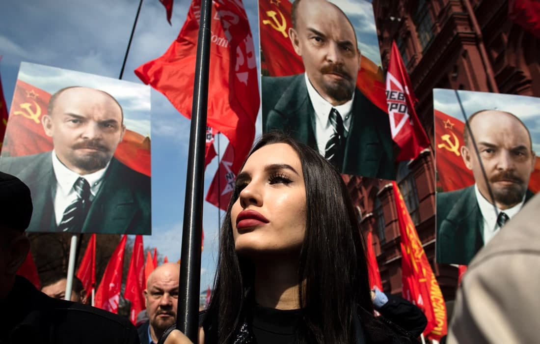 Россиянинг Коммунистик партияси тарафдорлари Ленин таваллудининг 151 йиллигига бағишланган гул қўйиш маросимига кетмоқда.