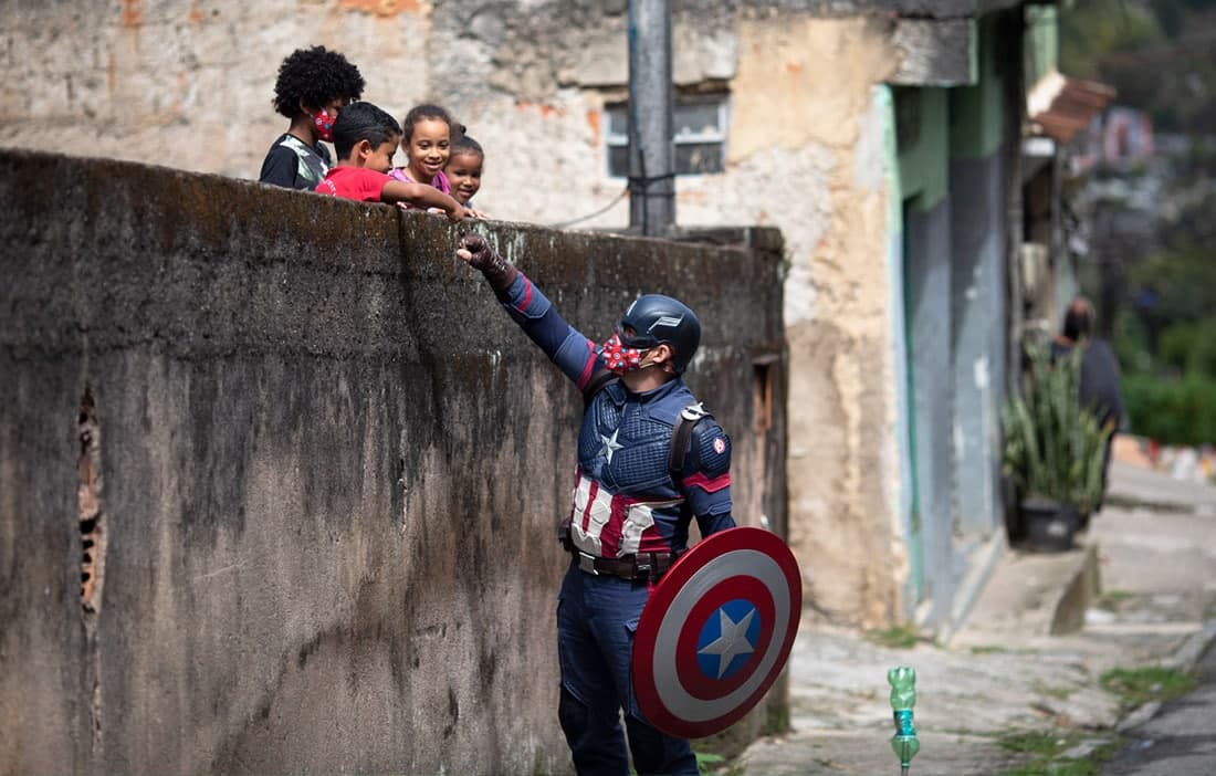 Бразилиянинг Петрополис шаҳрида супер қаҳрамон костюмидаги полициячи болалар билан саломлашмоқда.