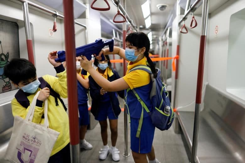 Хитойнинг Гонконгдаги Полиция коллежида Миллий хавфсизлик таълими кунини нишонлаш вақтида болалар поезд вагони ичида ўйнамоқда.