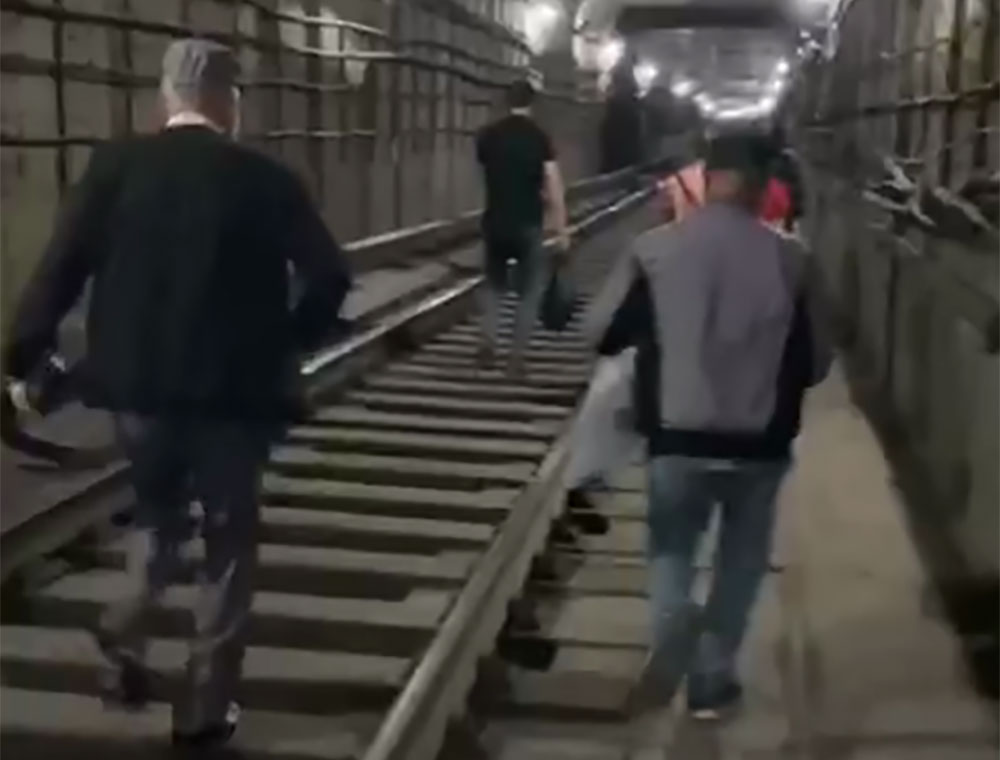 Toshkent metrosining “Novza” bekati tomon tunnel bo‘ylab ketayotgan odamlar. 28-aprel kuni Chilonzor yo‘lida metro nosozlik sabab <a href=