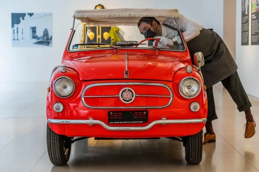 Лондондаги Christie’s ким ошди савдосига қўйилган коллексионер Марион Ламбертнинг Fiat 600 автомобили. Унинг тахминий қиймати 28 000—36 000 фунт стерлингни ташкил этади.