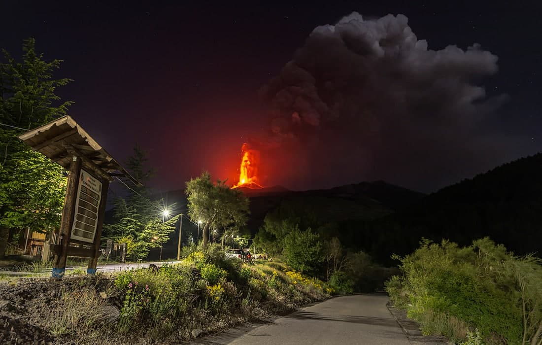 Италиядаги Этна вулқонининг отилиши давом этмоқда. Ҳозирча вулқон аҳолига хавф туғдирмаслиги маълум қилинган.