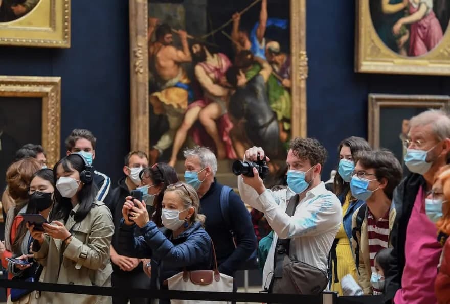 Францияда коронавирус чекловлари юмашатилгандан сўнг Лувр музейида Леонардо да Винчининг «Мона Лиза» асарини томоша қилишга келган сайёҳлар.